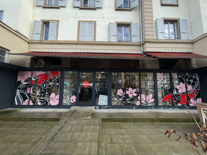 Création sur mesure de vitrophanie décorative pour un nouveau restaurant sur Strasbourg