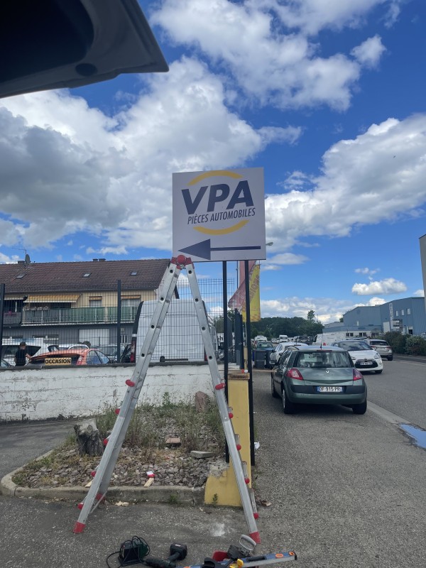 Conception et réalisation et pose d'un panneau publicitaire sur mesure pour une entreprise situé à Bischheim