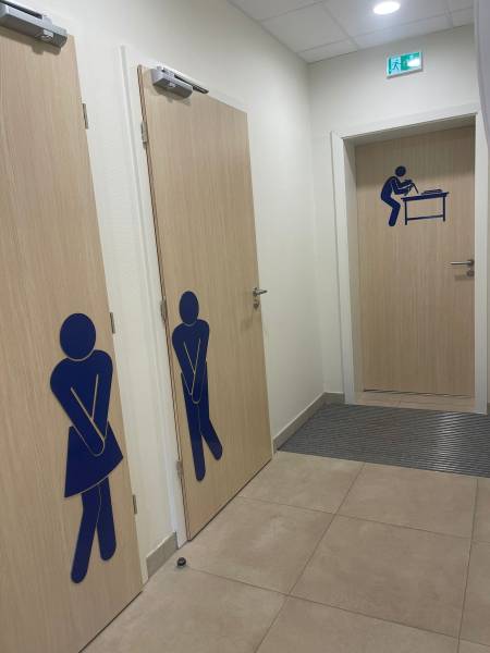 Réalisation de signalétique intérieure pour l’entreprise Vonthron à Hoerdt près de Strasbourg. Pictogrammes en Dibond découpés sur mesure