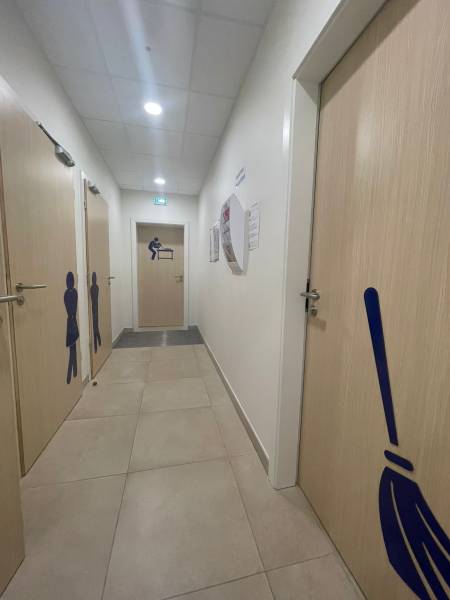 Réalisation de signalétique intérieure pour l’entreprise Vonthron à Hoerdt près de Strasbourg. Pictogrammes en Dibond découpés sur mesure