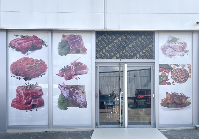 Impression et pose de film microperforé pour la nouvelle boucherie AKSARAY de la ZI Bischheim Hoenheim