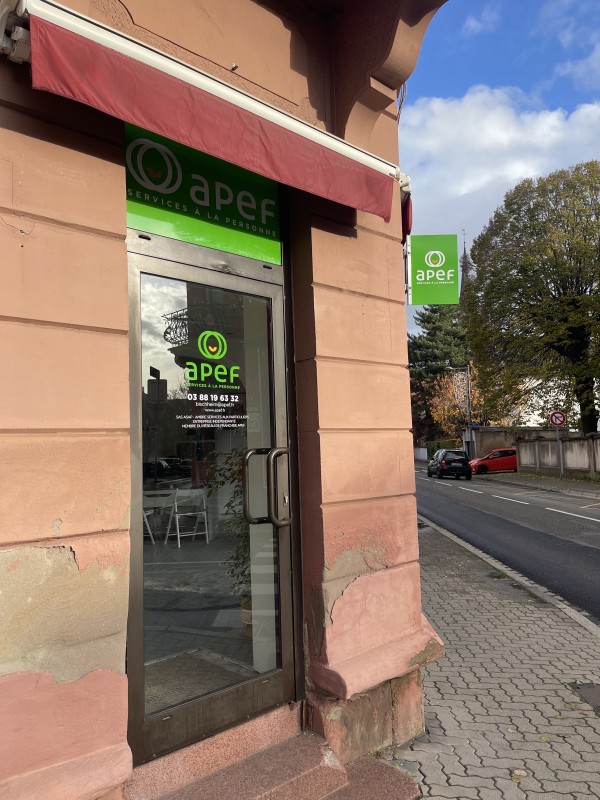 Vitrophanie Personnalisée pour la Vitrine de l'APEF à Bischheim