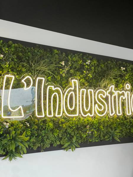 Fabrication sur mesure d’un néon lumineux dans notre atelier à Hoenheim, près de Strasbourg, pour L’Industrie à Kilstett