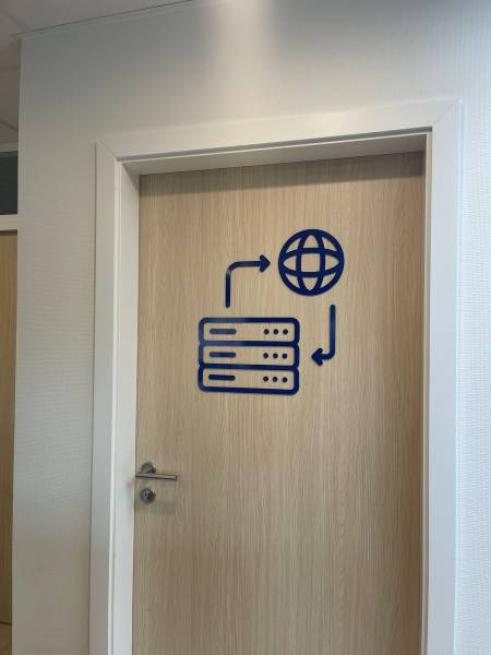 Réalisation de signalétique intérieure pour l’entreprise Vonthron à Hoerdt près de Strasbourg. Pictogrammes en Dibond découpés sur mesure