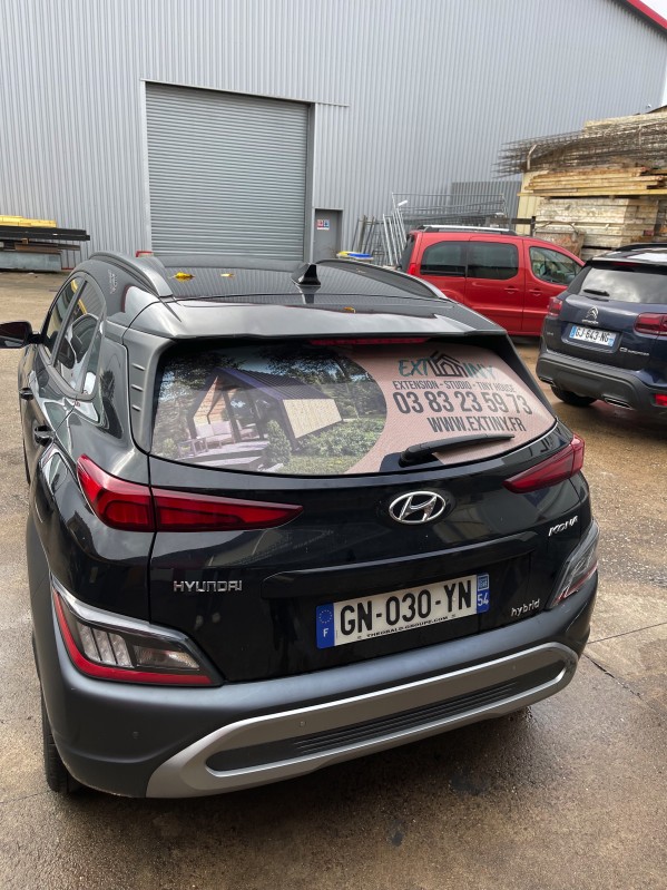 Floquage de la lunette arrière en adhésif microperforé pour un véhicule commercial sur Strasbourg