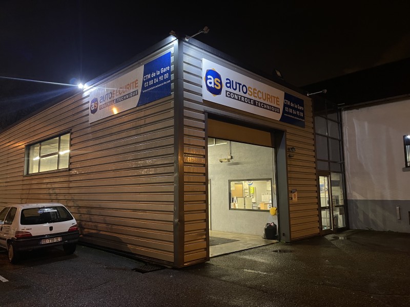 Impression et Pose de deux grands panneaux d‘une enseigne pour un Contrôle technique automobile à Molsheim proche Dorlisheim.