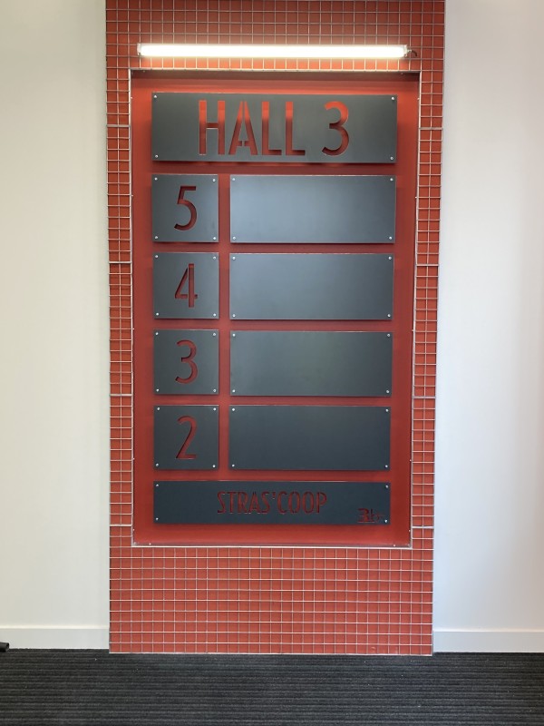 Réalisation et Installation de Panneaux Signalétiques pour Bureaux dans 4 Bâtiments à Strasbourg