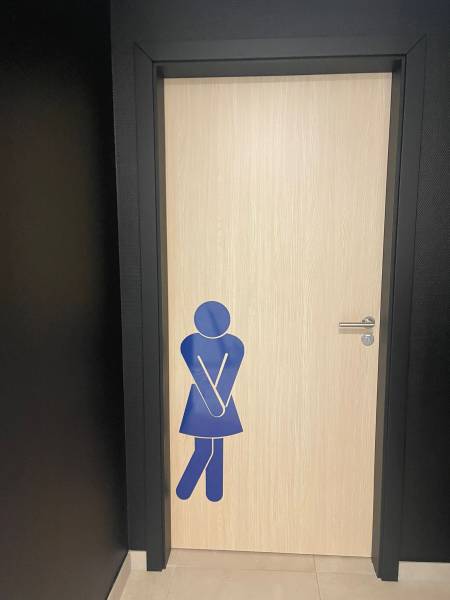 Réalisation de signalétique intérieure pour l’entreprise Vonthron à Hoerdt près de Strasbourg. Pictogrammes en Dibond découpés sur mesure