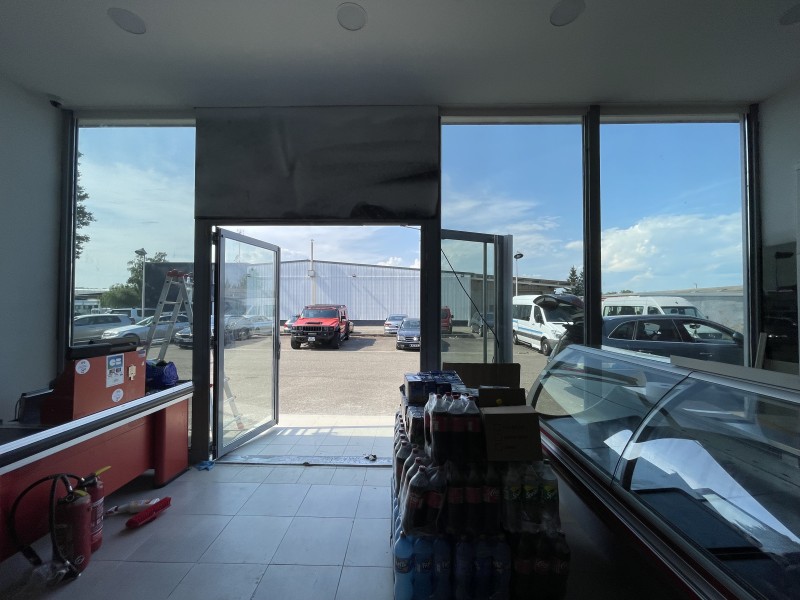 Impression et pose de film microperforé pour la nouvelle boucherie AKSARAY de la ZI Bischheim Hoenheim