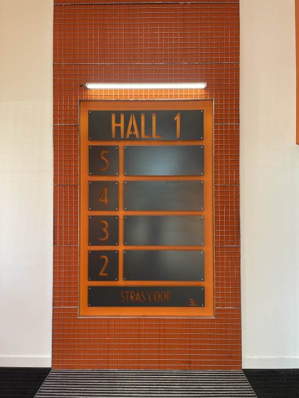 Réalisation et Installation de Panneaux Signalétiques pour Bureaux dans 4 Bâtiments à Strasbourg