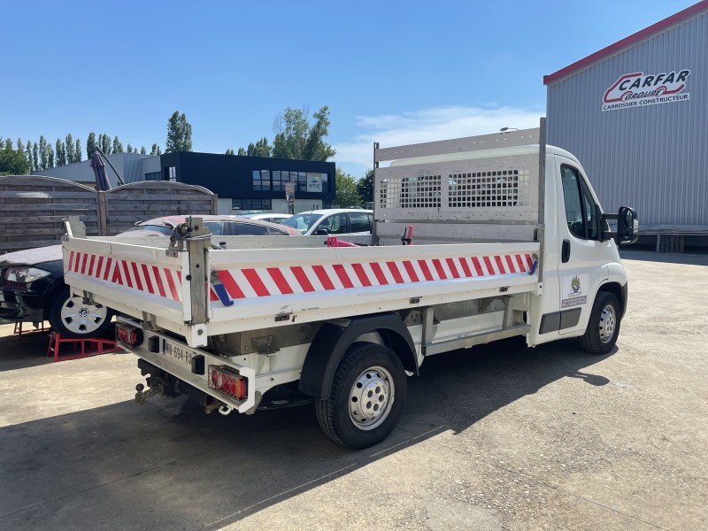 Balisage d'un utilitaire professionel en marquage adhésif et logo aimanté sur Strasbourg