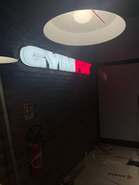 Conception, production et pose d'une enseigne lumineuse intérieur pour une nouvelle salle de sport à Strasbourg.