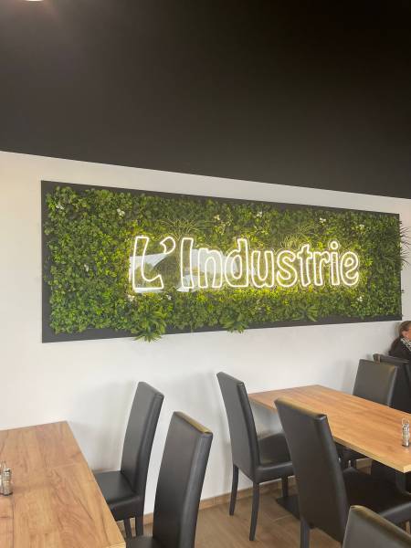 Fabrication sur mesure d’un néon lumineux dans notre atelier à Hoenheim, près de Strasbourg, pour L’Industrie à Kilstett
