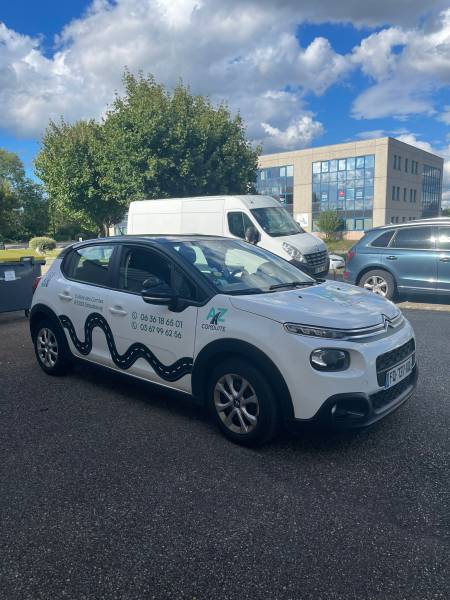 Marquage véhicule personnalisé réalisé dans notre atelier à Hoenheim dans le Bas-Rhin, pour l’auto-école AZ Conduite Strasbourg