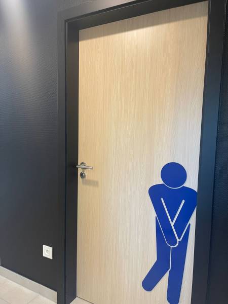 Réalisation de signalétique intérieure pour l’entreprise Vonthron à Hoerdt près de Strasbourg. Pictogrammes en Dibond découpés sur mesure