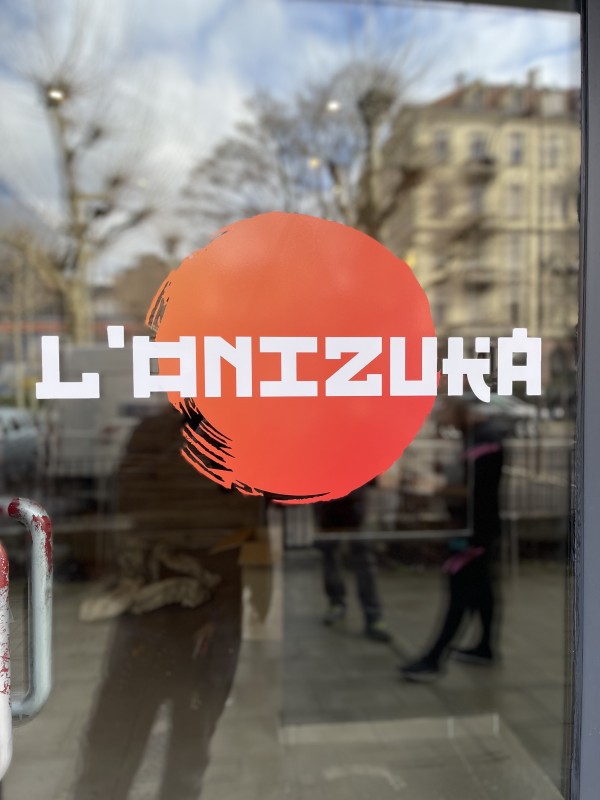 Création sur mesure de vitrophanie décorative pour un nouveau restaurant sur Strasbourg