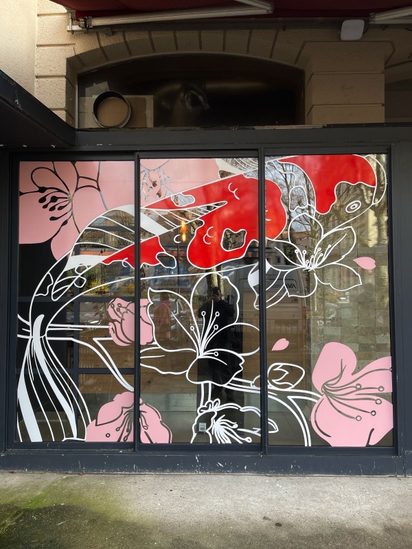 Création sur mesure de vitrophanie décorative pour un nouveau restaurant sur Strasbourg