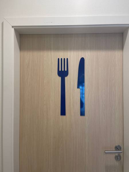 Réalisation de signalétique intérieure pour l’entreprise Vonthron à Hoerdt près de Strasbourg. Pictogrammes en Dibond découpés sur mesure