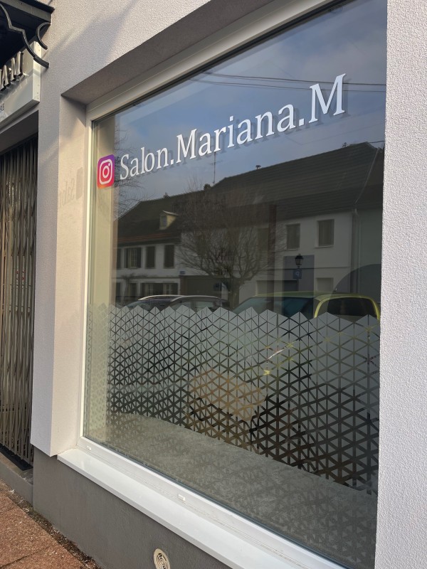 Conception et fabrication d’une enseigne lumineuse avec la vitrophanie pour un salon de coiffure à Brumath