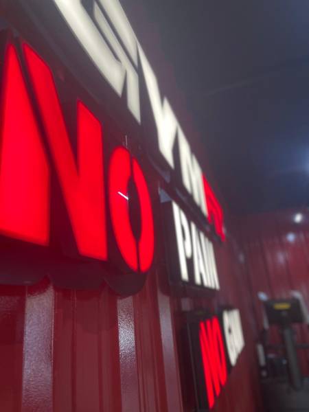 Conception, production et pose d'une enseigne lumineuse intérieur pour Gymfit à Strasbourg.