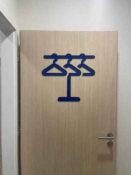 Réalisation de signalétique intérieure pour l’entreprise Vonthron à Hoerdt près de Strasbourg. Pictogrammes en Dibond découpés sur mesure