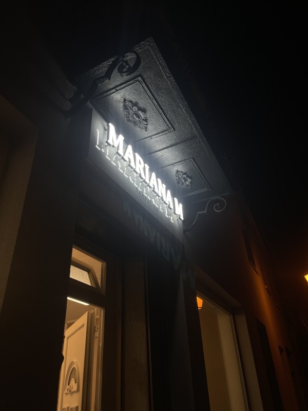 Conception et fabrication d’une enseigne lumineuse avec la vitrophanie pour un salon de coiffure à Brumath