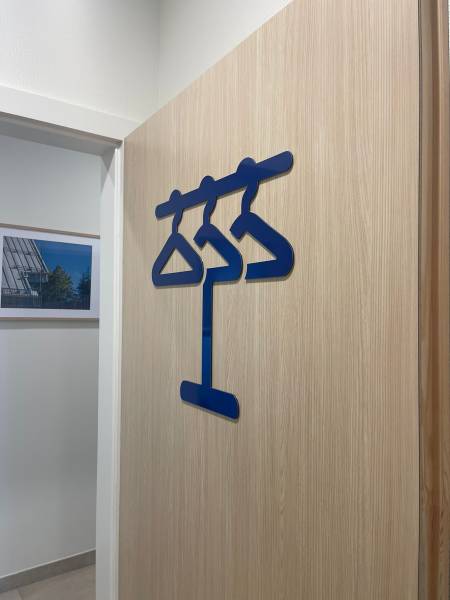 Réalisation de signalétique intérieure pour l’entreprise Vonthron à Hoerdt près de Strasbourg. Pictogrammes en Dibond découpés sur mesure