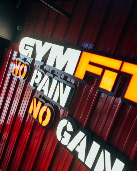 Conception, production et pose d'une enseigne lumineuse intérieur pour Gymfit à Strasbourg.