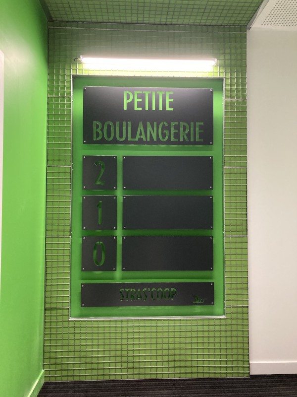 Réalisation et Installation de Panneaux Signalétiques pour Bureaux dans 4 Bâtiments à Strasbourg