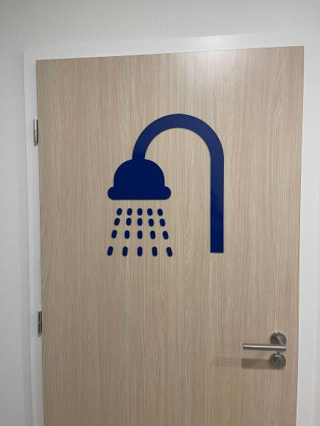 Réalisation de signalétique intérieure pour l’entreprise Vonthron à Hoerdt près de Strasbourg. Pictogrammes en Dibond découpés sur mesure