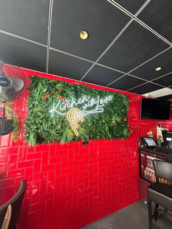 Conception, fabrication et pose d’un néon led sur fond végétal pour le restaurant Giv’s situé au coeur de Strasbourg