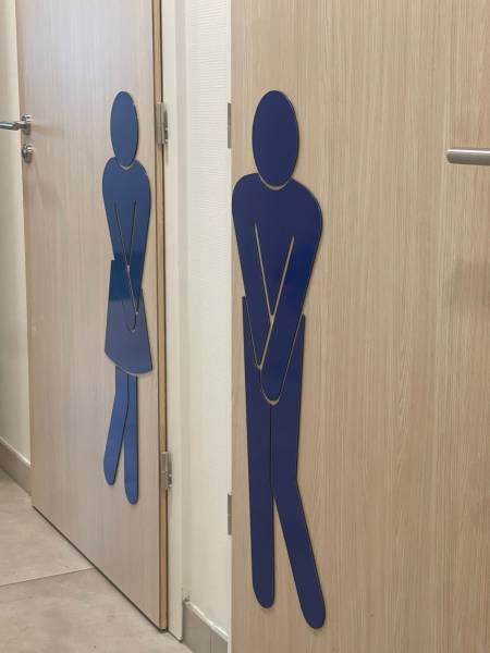 Réalisation de signalétique intérieure pour l’entreprise Vonthron à Hoerdt près de Strasbourg. Pictogrammes en Dibond découpés sur mesure