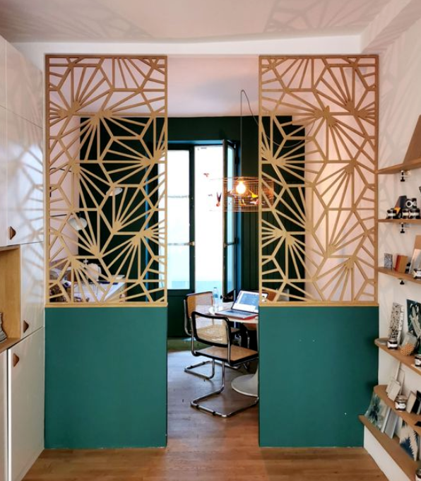 Idée pour délimiter l'entrée du salon : le claustra en bois de AVA industries à Strasbourg