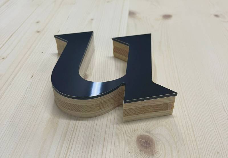 Création et Usinage Méticuleux : Lettres en Bois et Dibond pour une Enseigne Unique à Hoenheim proche de Strasbourg