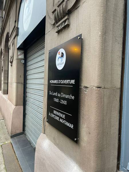 Panneau d'affichage horaires d'une épicerie à Strasbourg