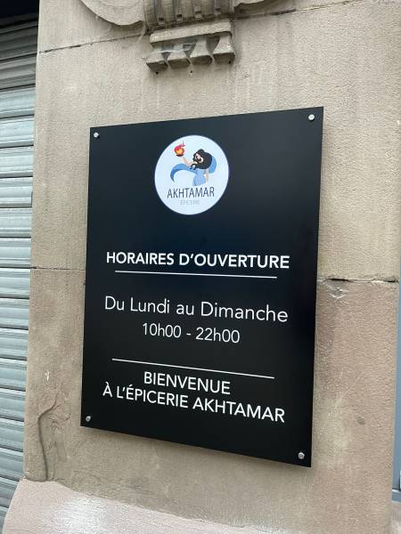 Panneau d'affichage horaires d'une épicerie à Strasbourg