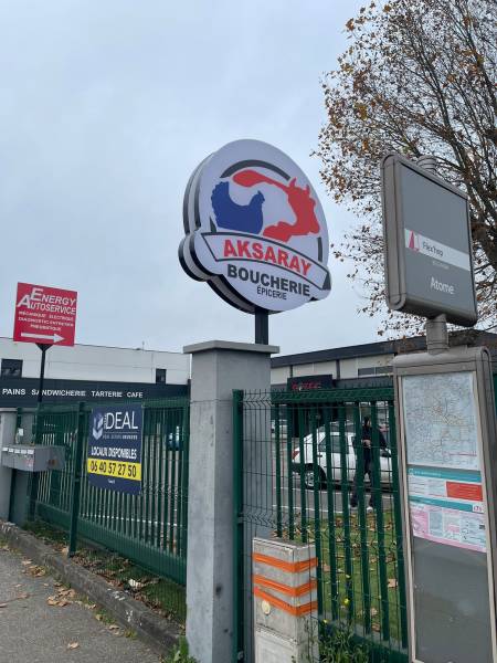 Création et réalisation totem lumineux pour une boucherie à Hoenheim