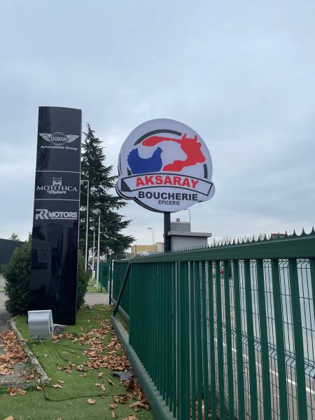 Création et réalisation totem lumineux pour une boucherie à Hoenheim
