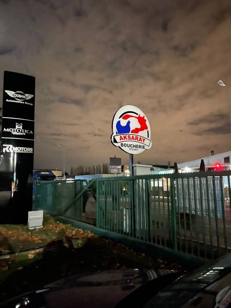 Création et réalisation totem lumineux pour une boucherie à Hoenheim