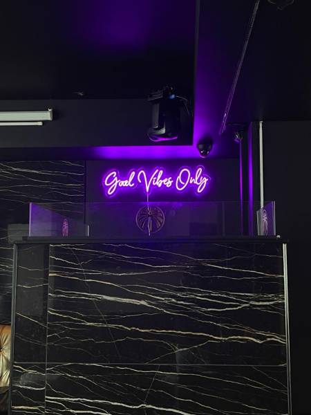 Création de néon sur mesure pour un bar à Kehl