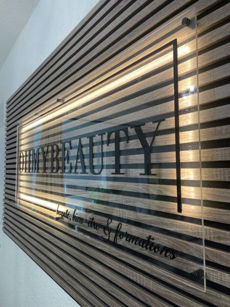 Enseigne Intérieure Lumineuse pour un Salon de Beauté à Strasbourg