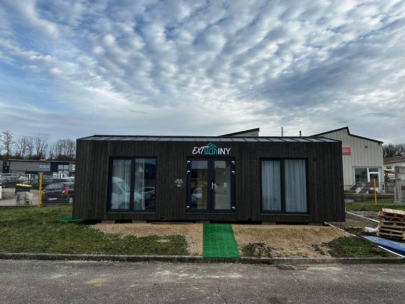 Fabrication et pose d’une enseigne en relief sur une maison témoins à Metz proche de Strasbourg