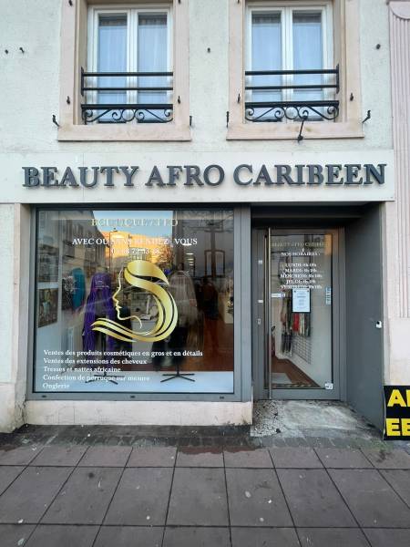 Enseigne Lettre découpé fixées sur entretoises