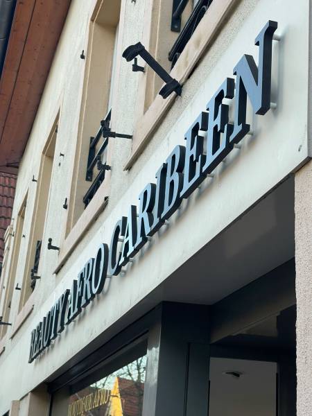 Enseigne Lettre découpé fixées sur entretoises