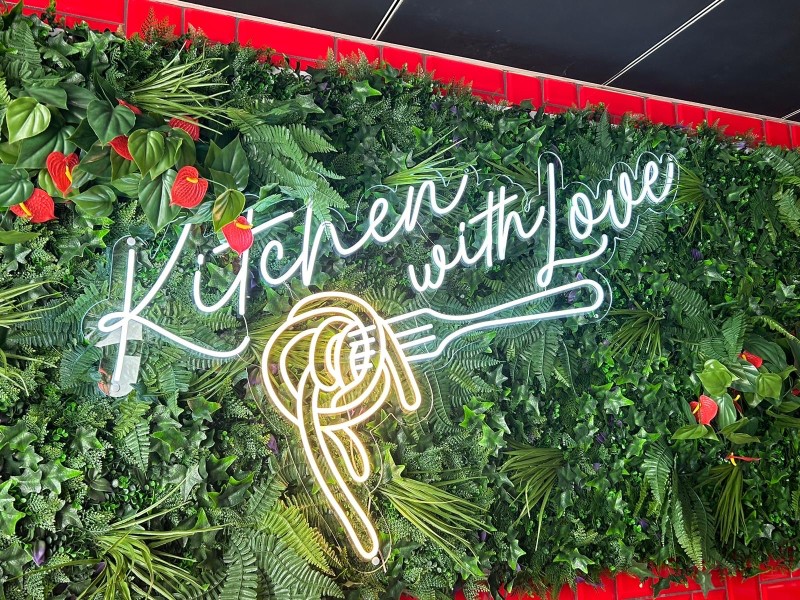 Conception, fabrication et pose d’un néon led sur fond végétal pour le restaurant Giv’s situé au coeur de Strasbourg