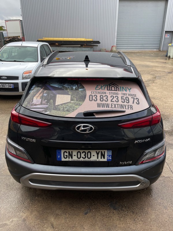 Floquage de la lunette arrière en adhésif microperforé pour un véhicule commercial sur Strasbourg