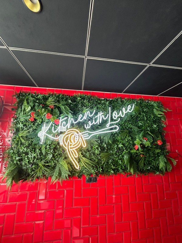 Conception, fabrication et pose d’un néon led sur fond végétal pour le restaurant Giv’s situé au coeur de Strasbourg