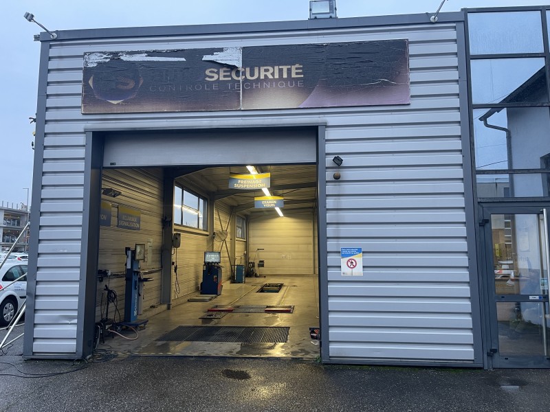 Impression et Pose de deux grands panneaux d‘une enseigne pour un Contrôle technique automobile à Molsheim proche Dorlisheim.