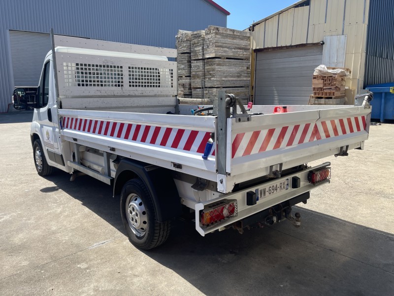 Balisage d'un utilitaire professionel en marquage adhésif et logo aimanté sur Strasbourg