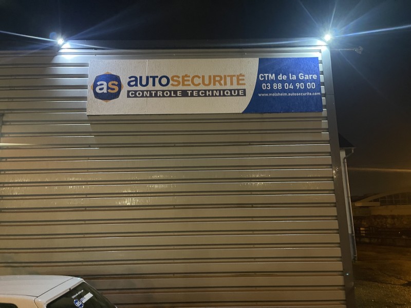 Impression et Pose de deux grands panneaux d‘une enseigne pour un Contrôle technique automobile à Molsheim proche Dorlisheim.